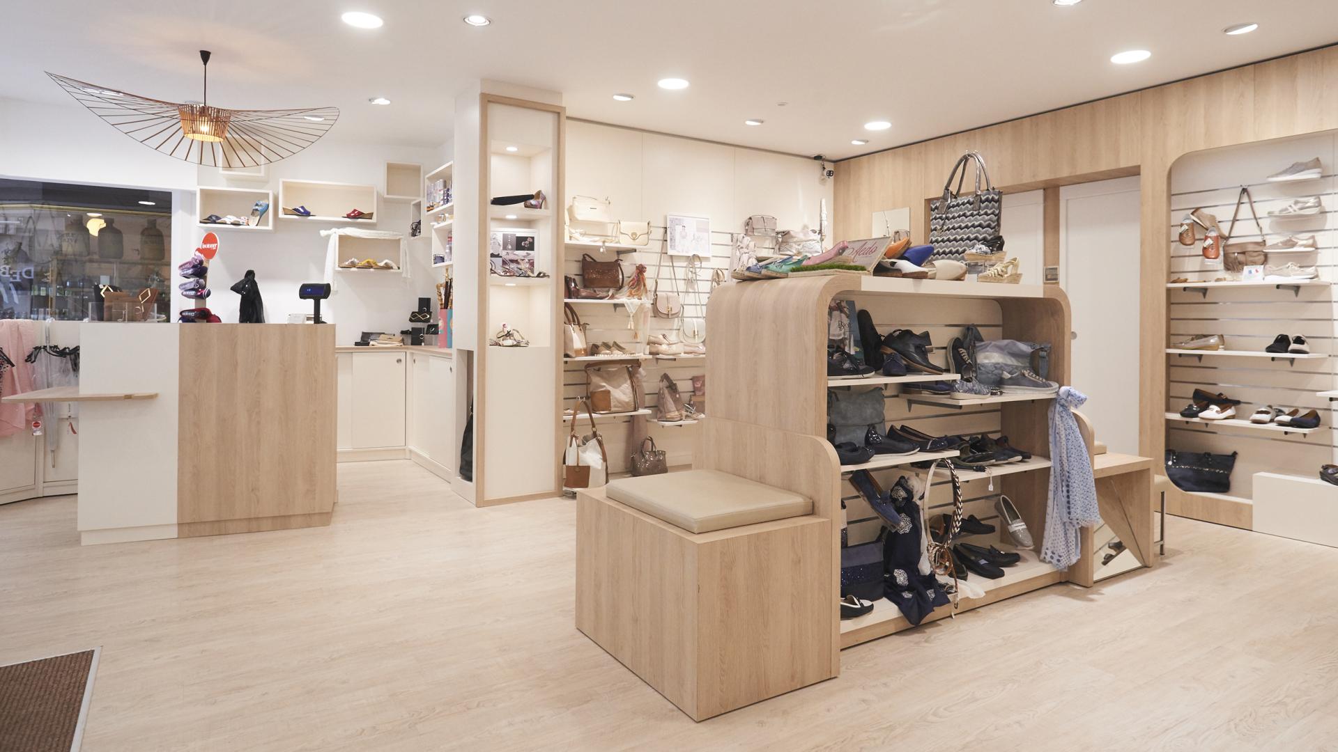 Agencement d un magasin de chaussures bois et blanc Nantes